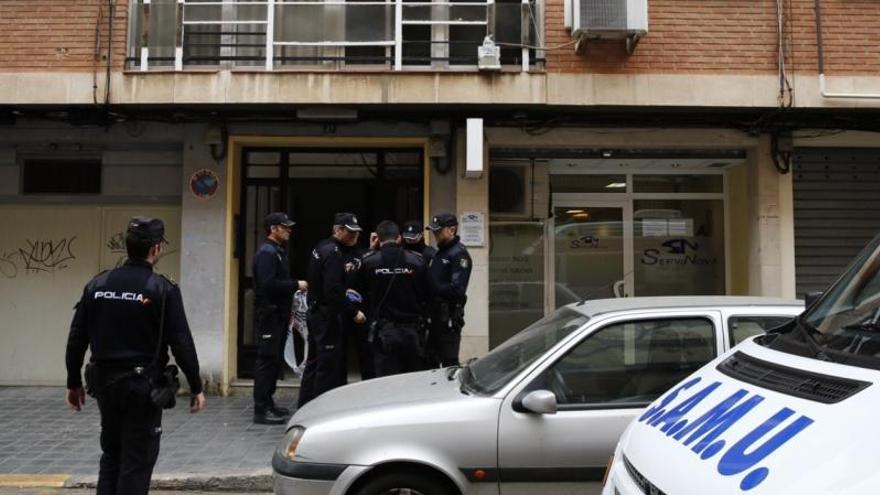 El asesinato ha tenido lugar en el número 47 de la calle Asturias de Valencia Foto: Fernando Bustamante