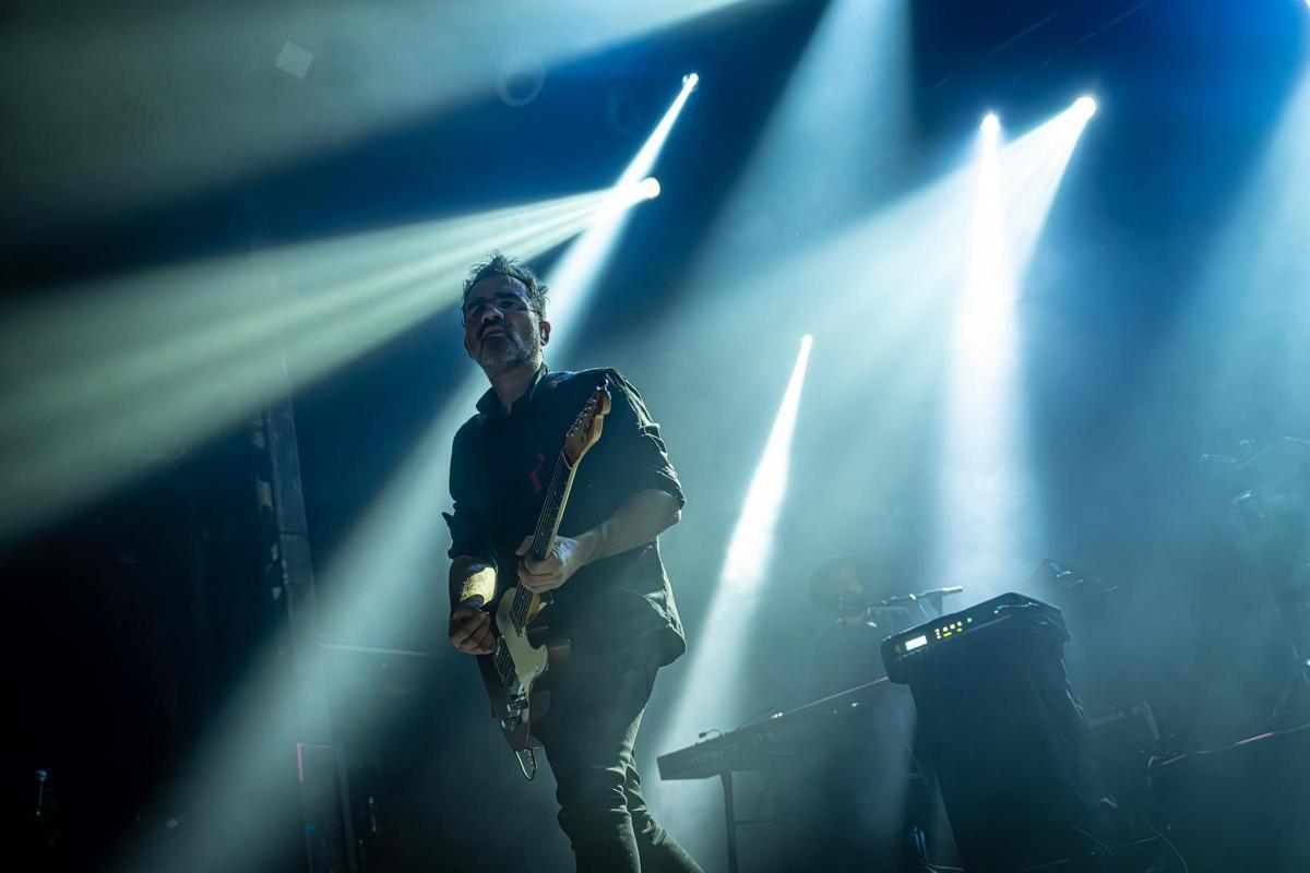 Love of Lesbian cierra filas con su ‘hermandad’ en un inflamado estreno en Razzmatazz