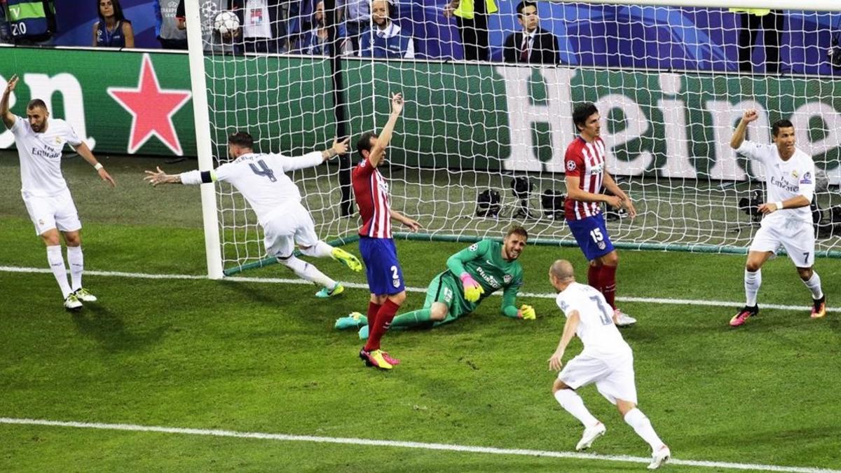 Sergio Ramos celebra el gol del 1-0 al Atlético, marcado en fuera de juego, en la final de la Champions de Milán.
