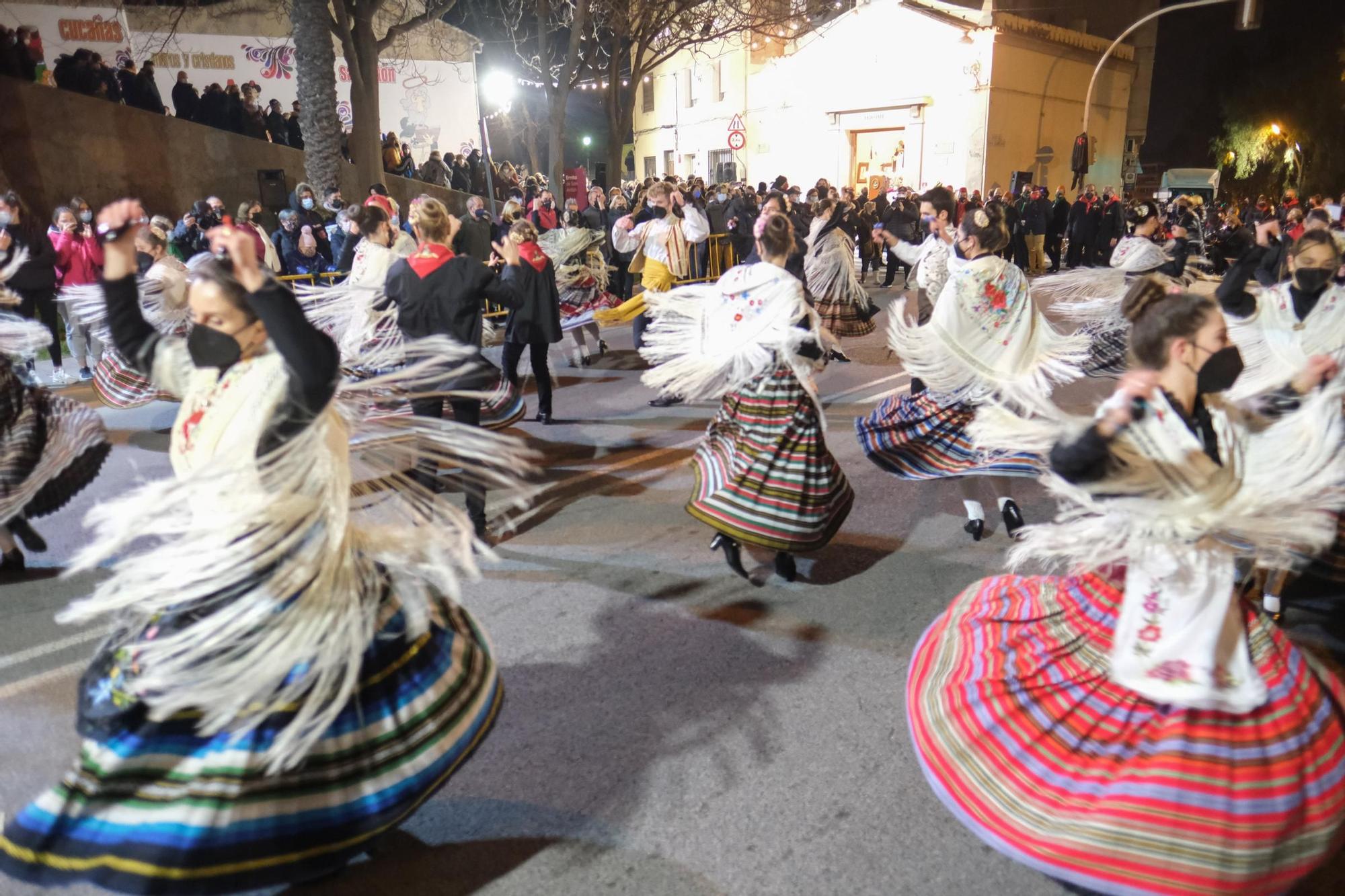 Los eldenses festejan a San Antón, patrón de los Moros y Cristianos, con las típicas vueltas a la hoguera, la bendición de animales, las tradicionales danzas y el reparto del pan