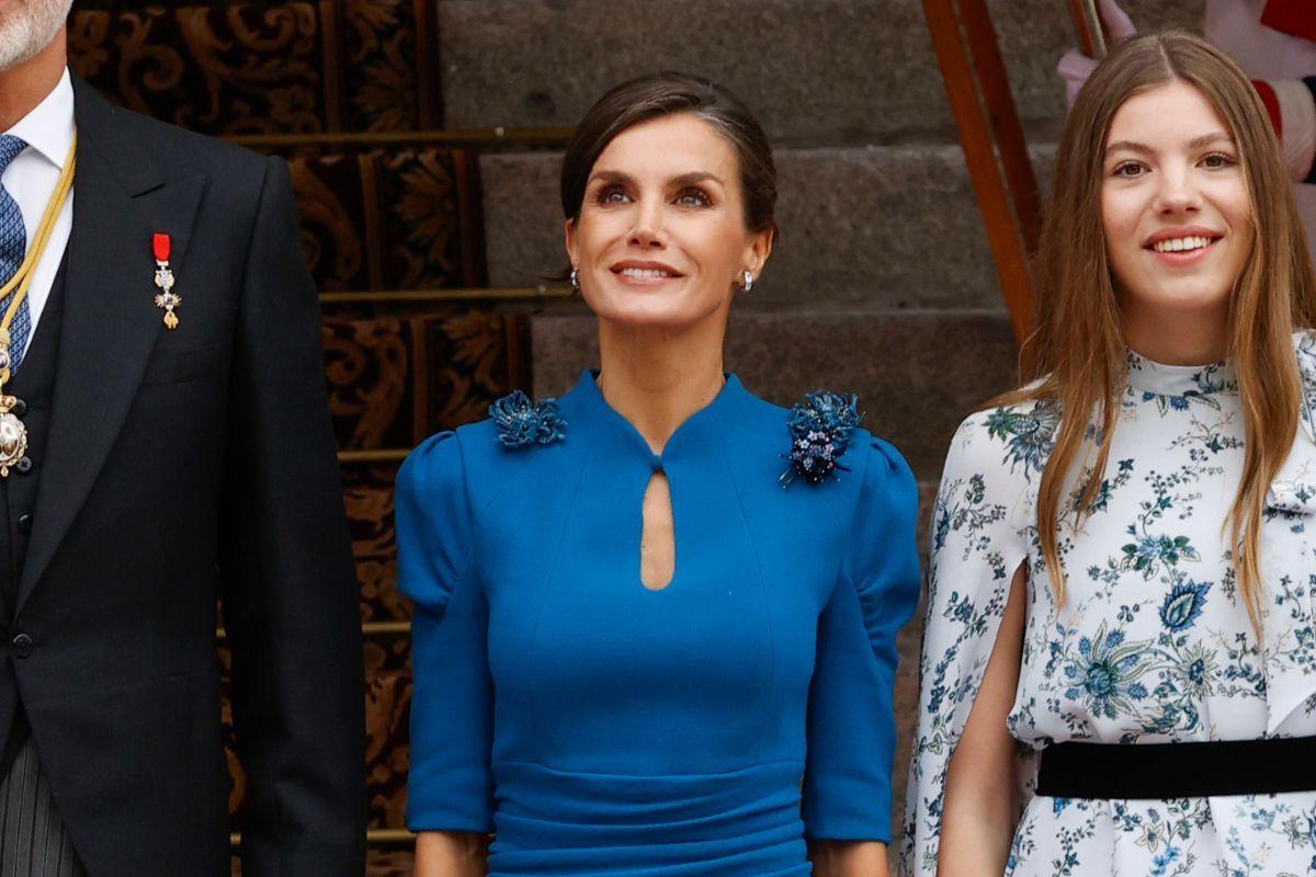 La reina Letizia con vestido de Carolina Herrera para la Jura de la Constitución de la princesa Leonor