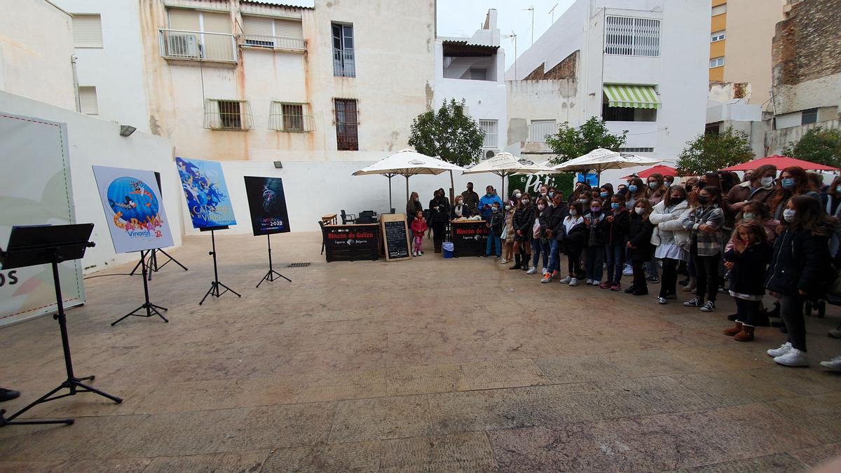 Presentación pública del cartel para el Carnaval 2022 de Vinaròs en el patio interior del mercado municipal.