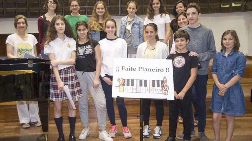 Músicos de la Asociación Pianeiros, durante un ensayo, ayer, en el Conservatorio Profesional de Música.