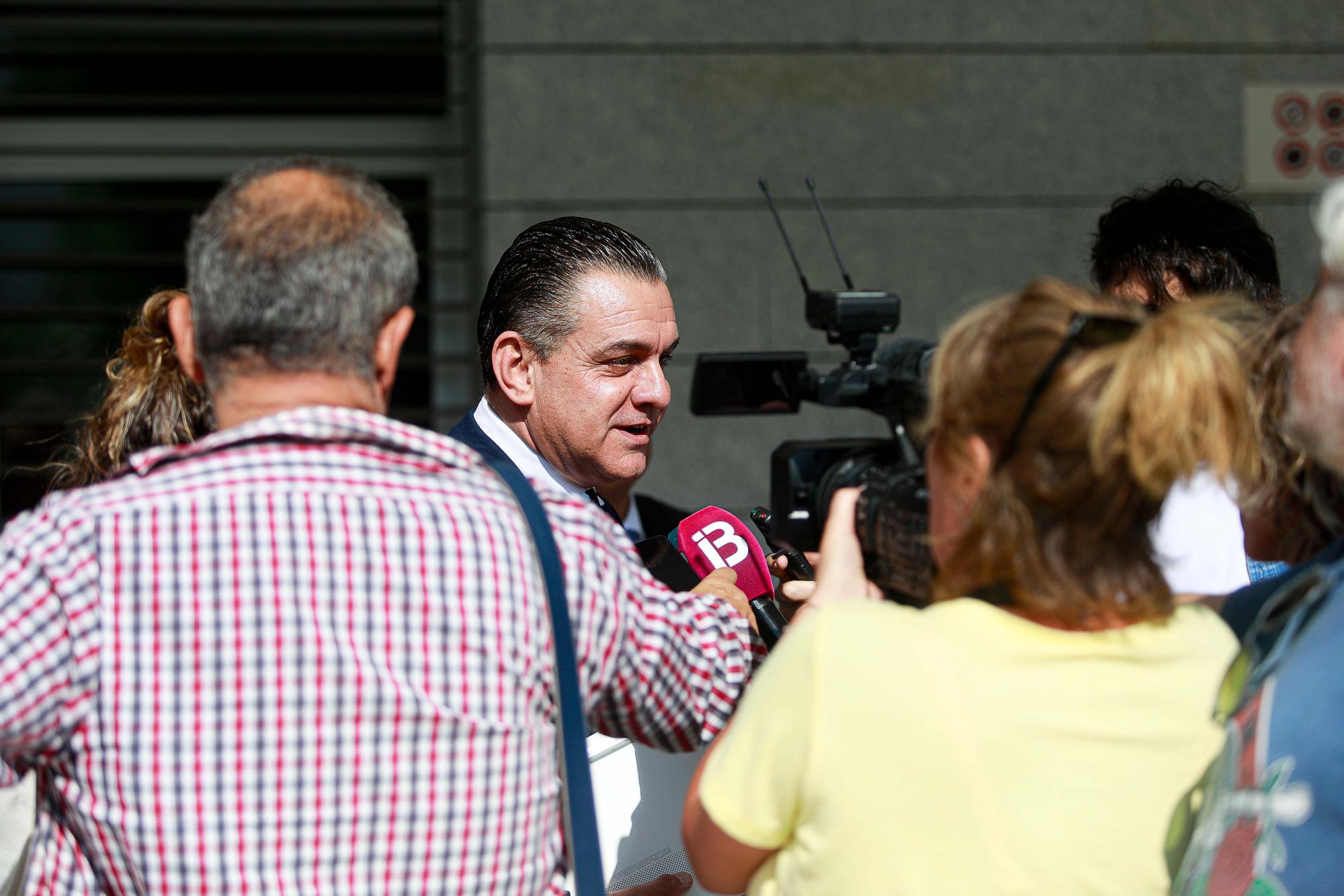 Todas las fotos del aplazamiento de las declaraciones del presidente y la interventora del Consell de Ibiza