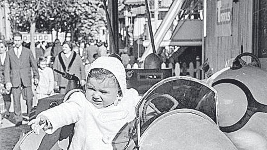 COMIAT A LA GRAN VIA: Una nena en una atracció el 1957