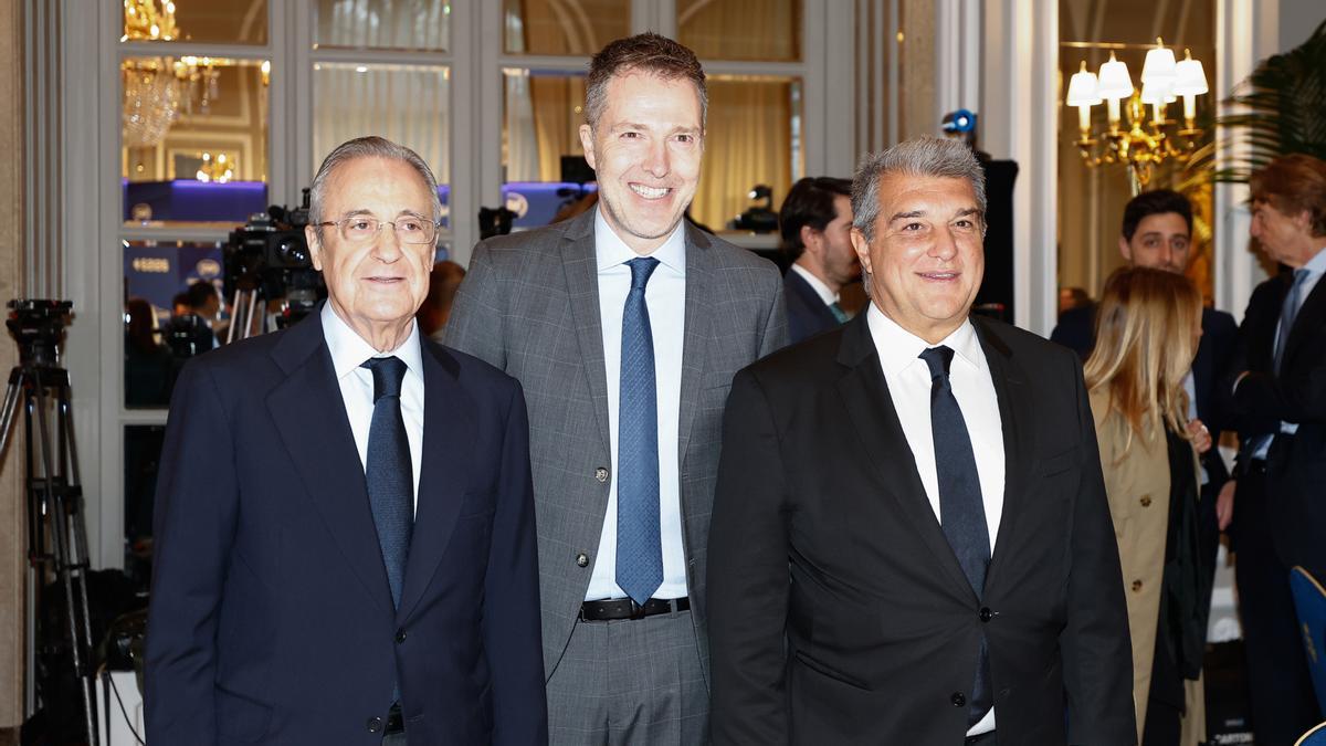 El presidente del Real Madrid, Florentino Pérez; el presidente del FC Barcelona, Joan Laporta; y el CEO de A22 Sports Management, Bernd Reichart.