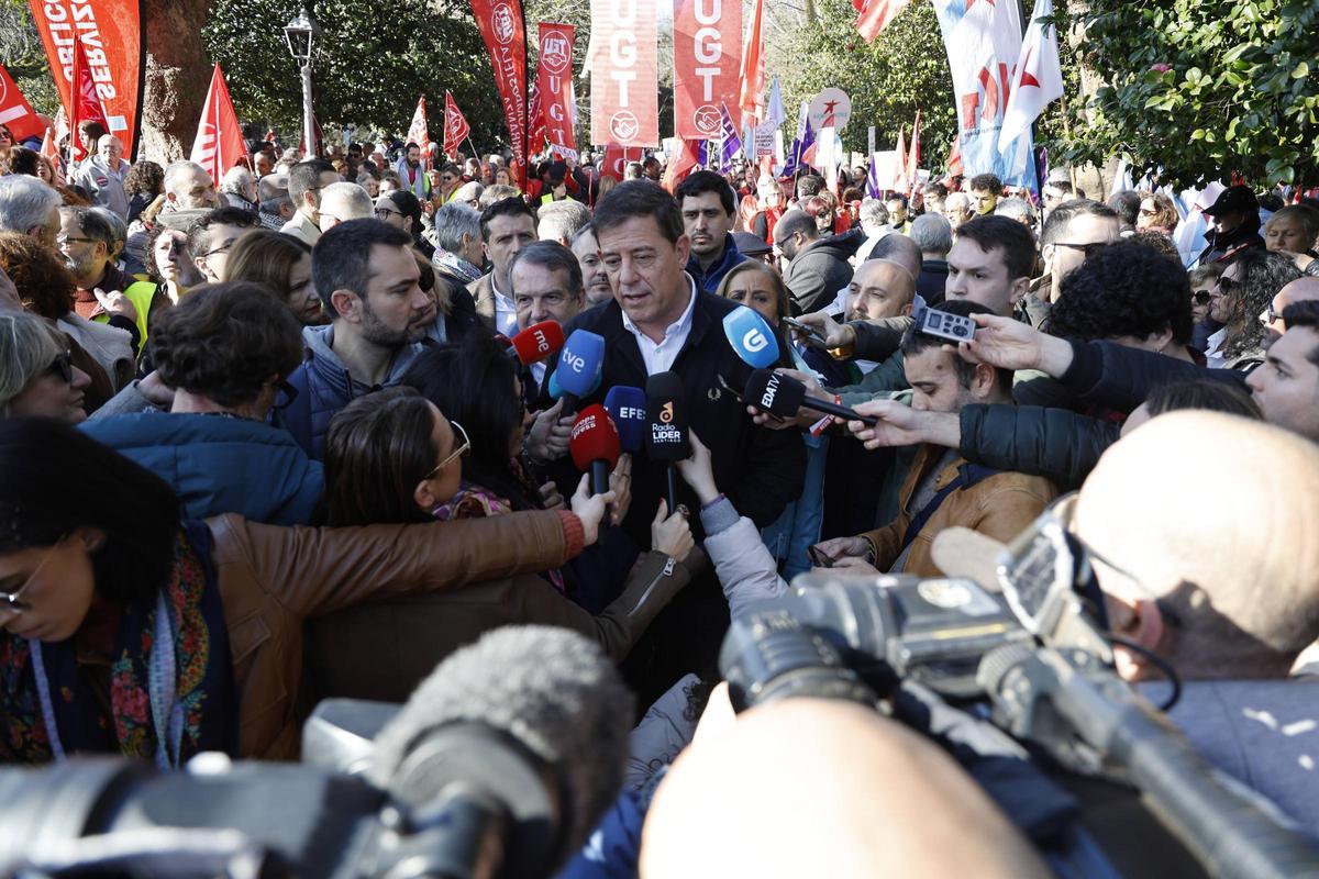Miles de personas toman las calles de Santiago en defensa de la sanidad ...