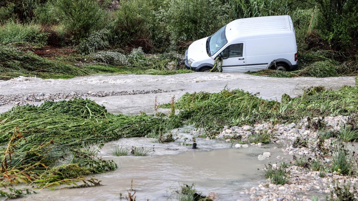 Rescate de una persona que quedó atrapada en su vehículo en la carretera entre Alcocer de Planes y Benimarfull, cerca del aeródromo