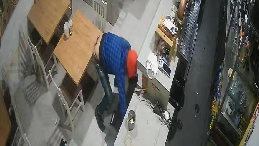 VÍDEO: Así actuó el "ladrón patoso" en el asalto a un conocido restaurante del centro de Oviedo