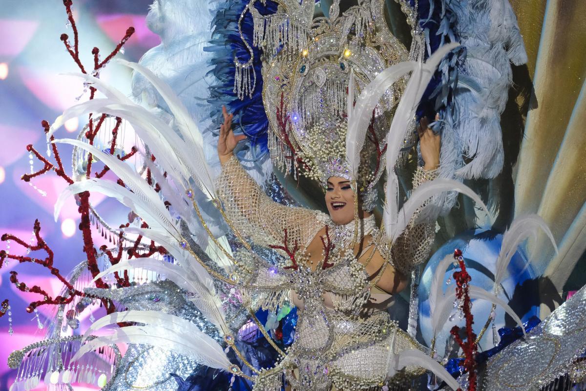 Yaiza Desirée Caracena Almeida, con el respaldo de Logitrans Canarias y Carrozas José Halcón, muestra una fantasía de Aythami Rodríguez y Omar Rodríguez: «Lágrima de cristal»