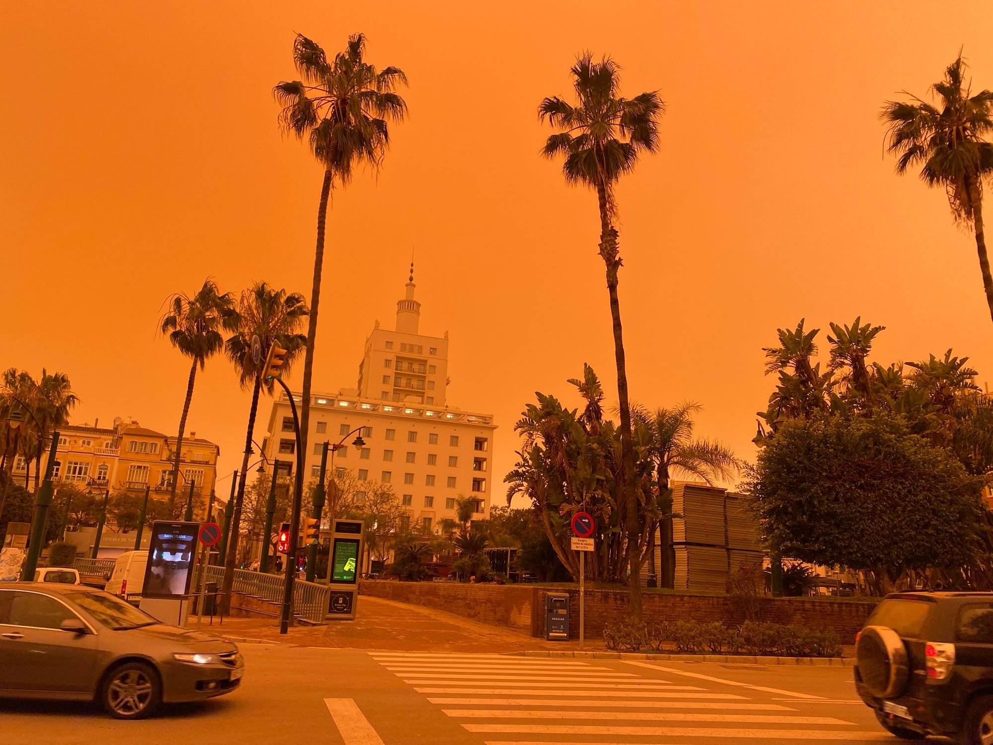 El cielo, teñido de naranja o casi rojo, desde distintos puntos del Centro de Málaga.