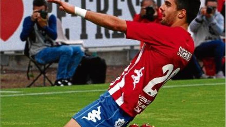 Rubén Sobrino celebra el gol que va encetar el camí de la victòria diumenge contra l&#039;Alcorcón.