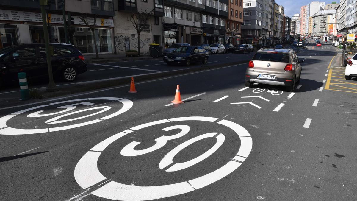 Señalización de velocidad en la ronda de Outeiro.