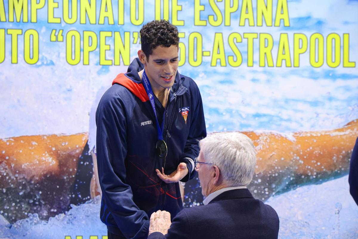 Hugo González recibe su oro en los 200 espalda