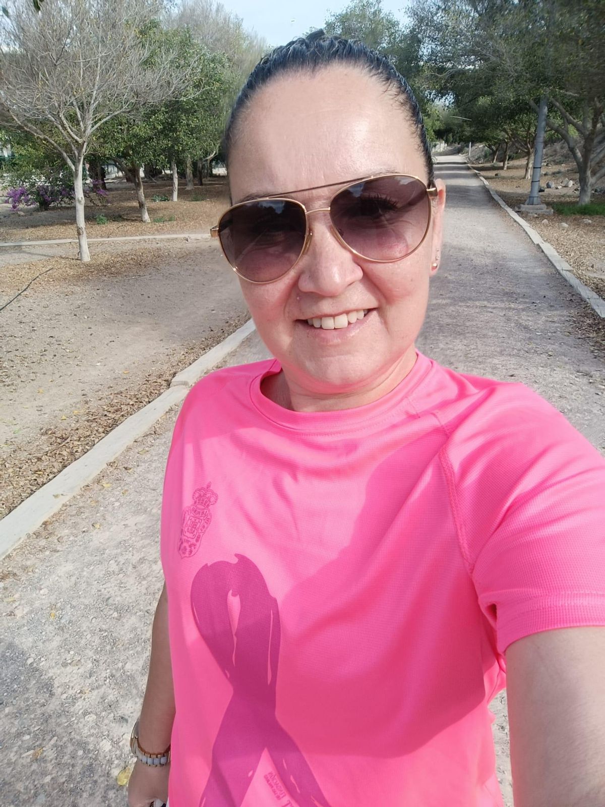 Yesica con la camiseta contra el cáncer de mama