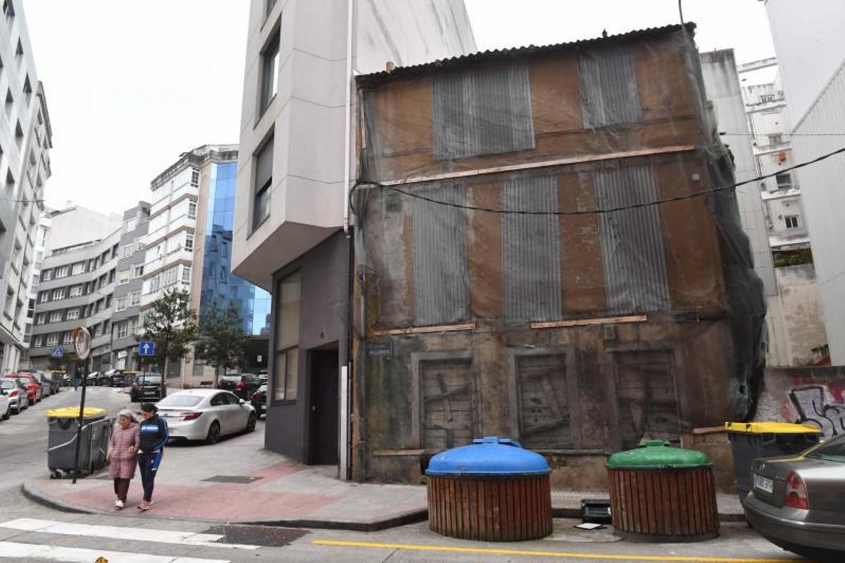 Edificio ruinoso del número 3 de la calle Bellavista, en el Agra do Orzán.