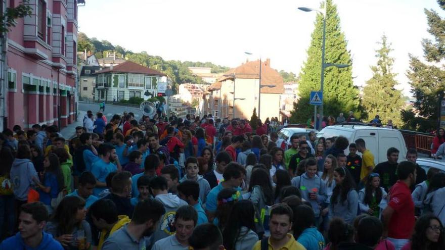 Un momento de la ronda de peñas, ayer, en Tineo.