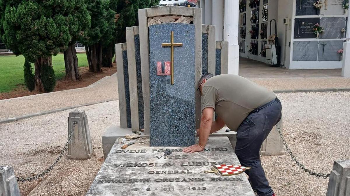Momento en que se ha procedido a la retirada del escudo.
