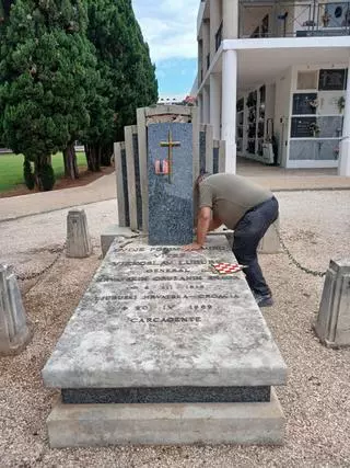 La familia del genocida croata enterrado en Carcaixent acata el mandato del Gobierno y retira el escudo fascista