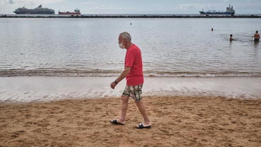 Un hombre pasea por la playa de Las Teresitas.