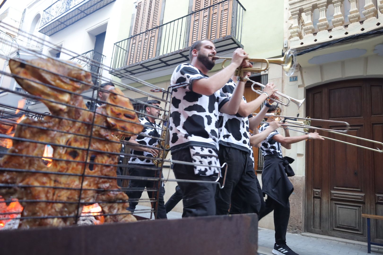 FOTOGALERÍA I Las imágenes de la Nit de la Xulla y del encuentro de elaboración de allioli de las fiestas de Vila-real