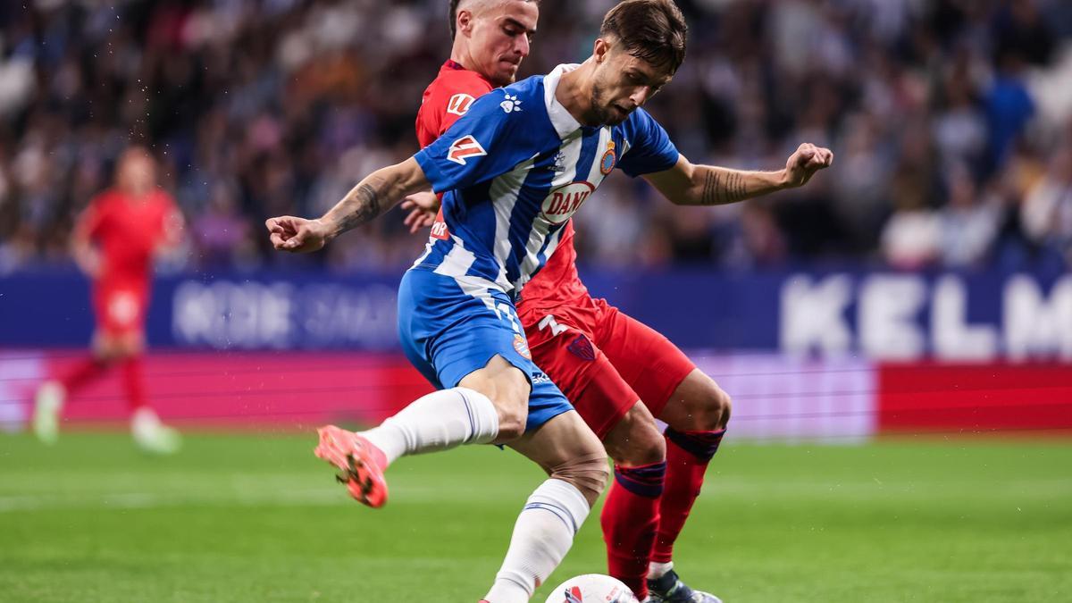 Jofre Carreras of RCD Espanyol and Adria Pedrosa of Sevilla FC in action during the Spanish league, La Liga EA Sports, football match played between RCD Espanyol and Sevilla FC at RCDE Stadium on October 25, 2024 in Barcelona, Spain. AFP7 25/10/2024 ONLY FOR USE IN SPAIN. Javier Borrego / AFP7 / Europa Press;2024;SOCCER;SPORT;ZSOCCER;ZSPORT;RCD Espanyol v Sevilla FC - La Liga EA Sports;