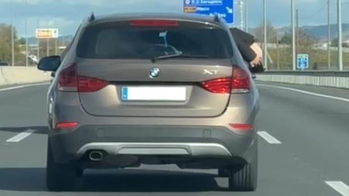 Investigan al titular de este coche después de que uno de sus ocupantes viajara enseñando las nalgas por la ventanilla