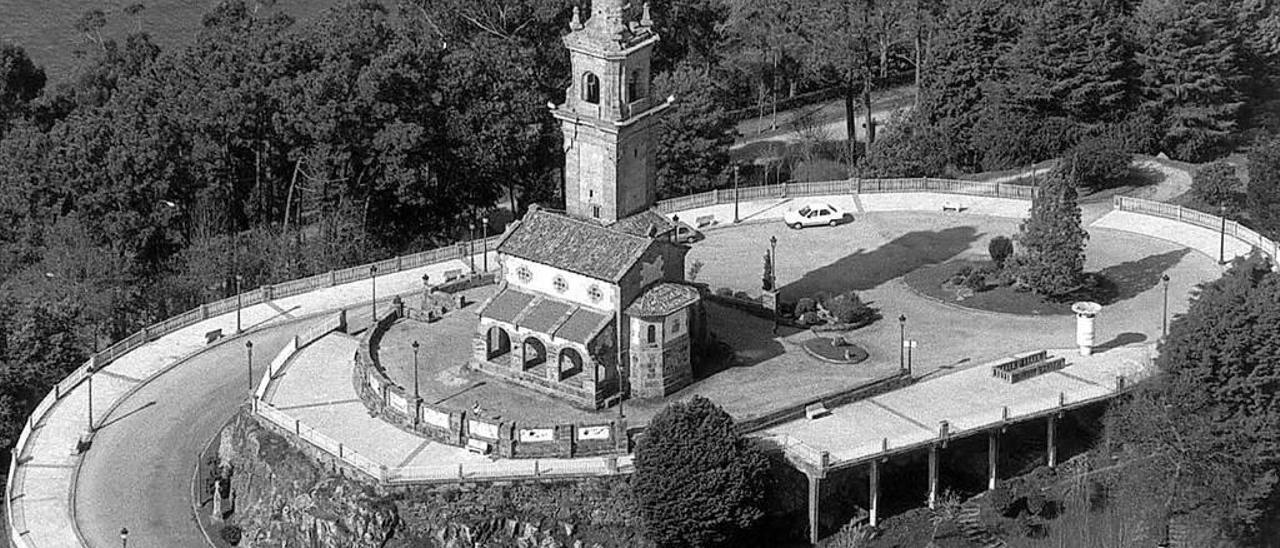 Imagen aérea de la ermita de A Guía tomada en los años sesenta. // FdeV