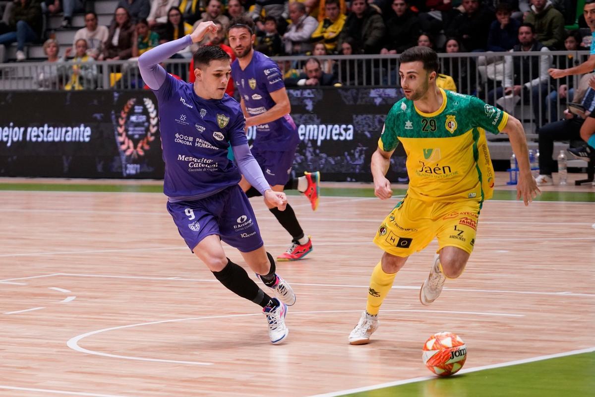 Álex Viana y el egabrense César Velasco en el Olivo Arena en el Jaén-Córdoba.