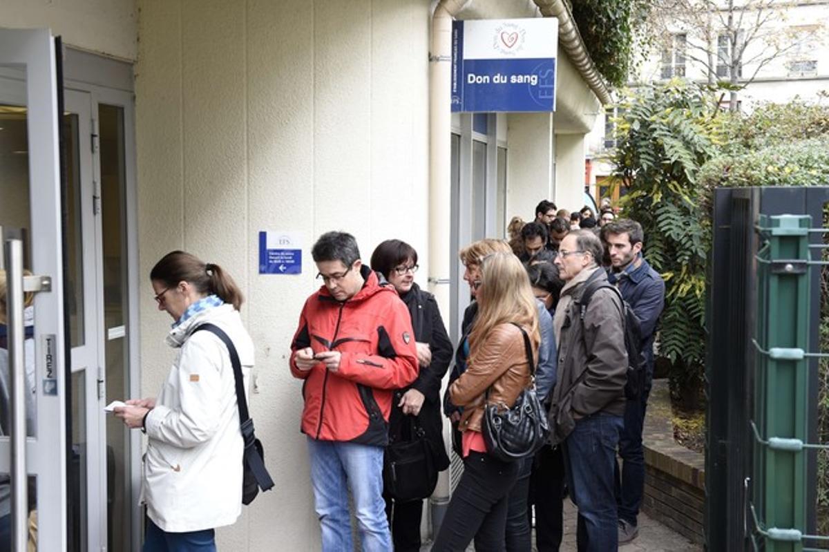 Els hospitals de París sol·liciten donants de sang per atendre els ferits.