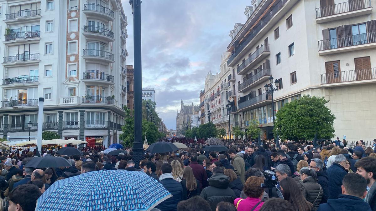 La gente se agrupa en las pocas cofradías que hacen su estación de penitencia.