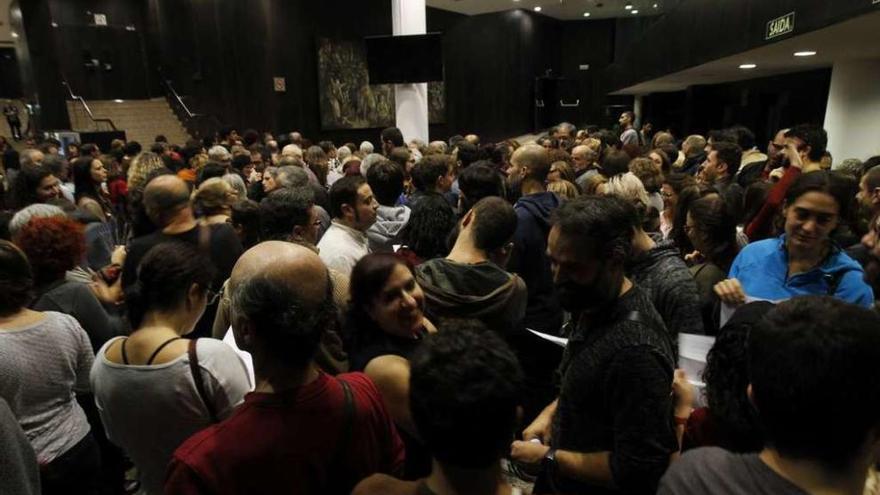 Público esperando la apertura de puertas en el Auditorio para ver &quot;La Merda&quot;. // Jesús Regal