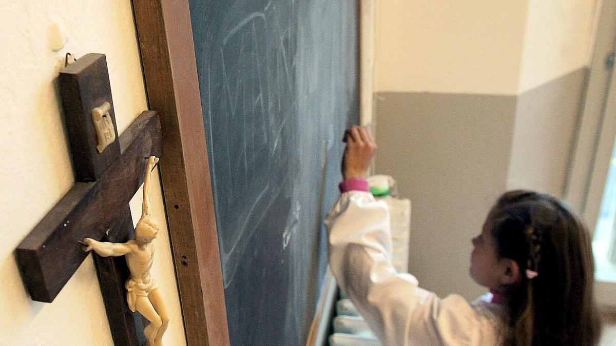 Una niña en clase de Religión.