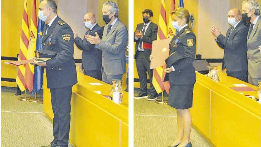 A l&#039;esquerra, l&#039;inspector i cap del CNP a l&#039;aeroport de Girona, Miguel Ángel Mata, i a la dreta, la inspectora Sara Teijeira amb les medalles.