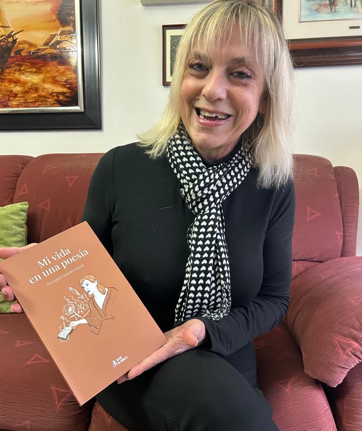 Ana Isabel González Ramil con su ópera prima.