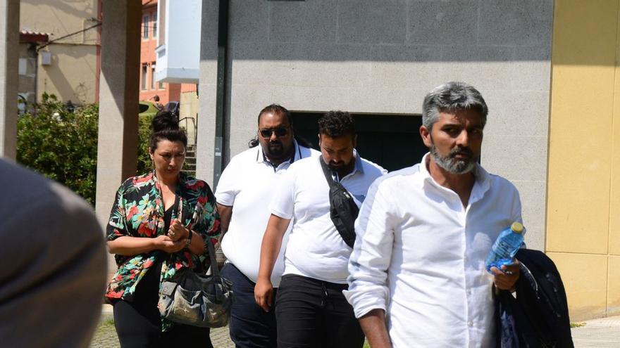 Miembros de la familia Giménez en la proximidad de los juzgados de Cangs