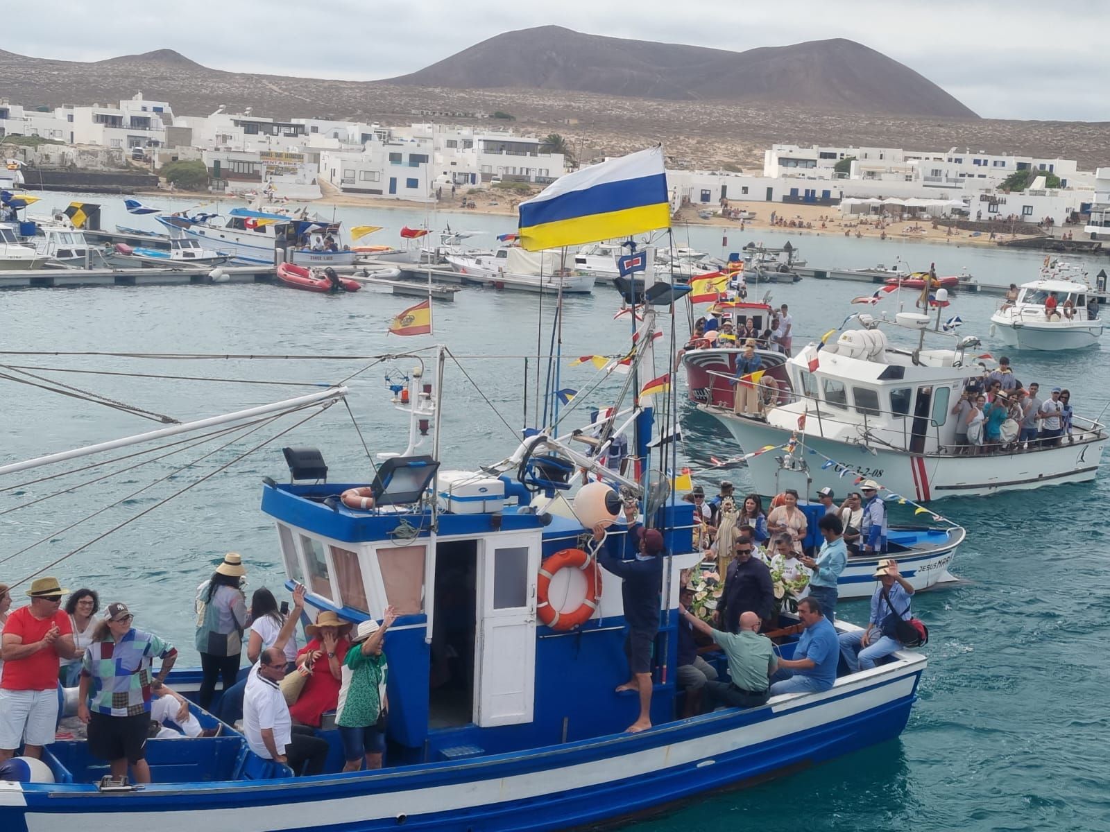 La Graciosa pasea a la Virgen del Carmen