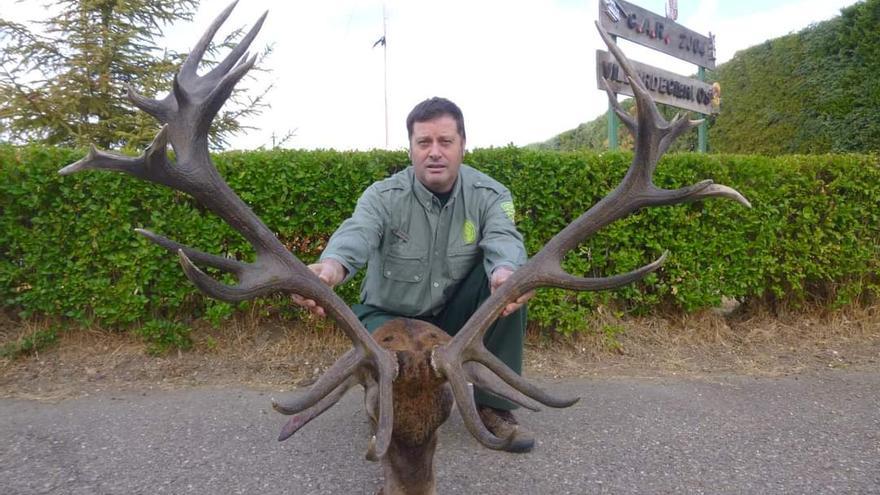 El agente forestal Cesáreo Muñoz con un trofeo de venado