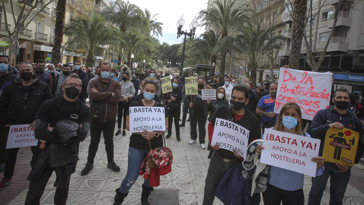 Protesta de los hosteleros en Alicante contra el cierre de la hostelería