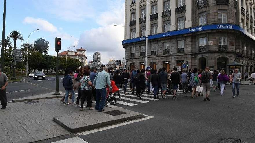 Peatones atravesando la plaza de Mina, donde comenzarán el lunes las obras del carril bici.