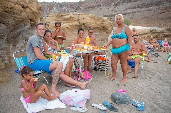 Dia de lunes festivo en la Playa del Confital