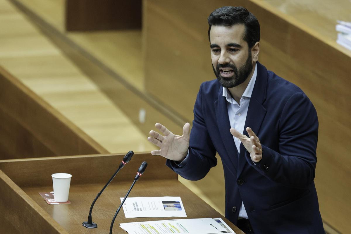 El president Mazón responde en Les Corts Valencianes a las preguntas de los grupos parlamentarios