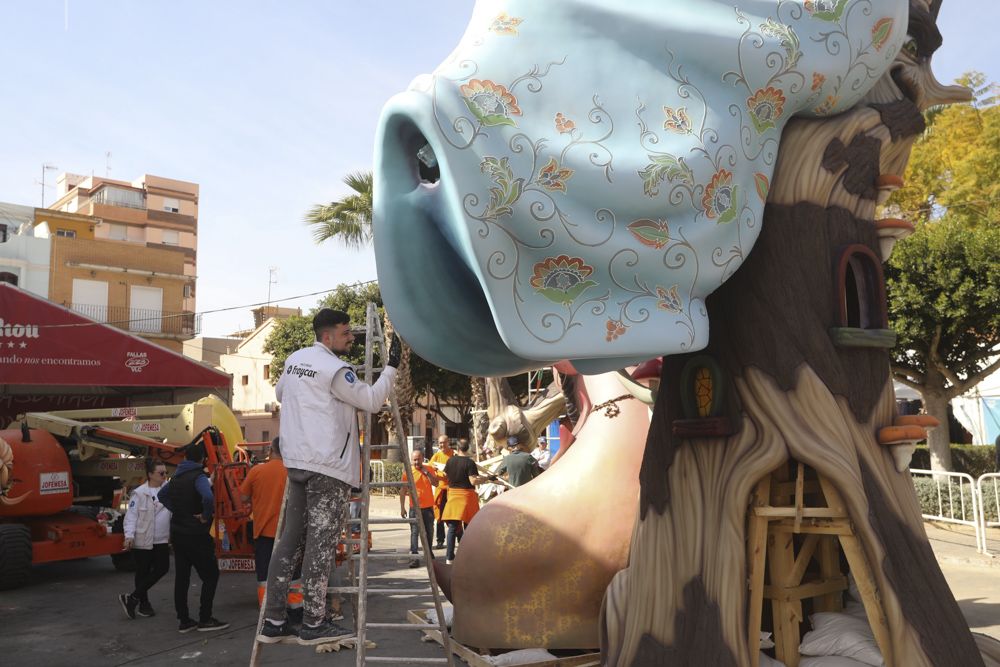 La Falla de la Plaza Rodrigo del Port de Sagunt toma forma