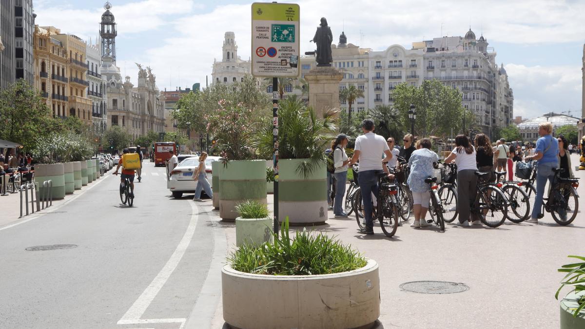 Valencia. VLC. 5 años de la zona peatonal en la plaza del ayuntamiento. Maceteros