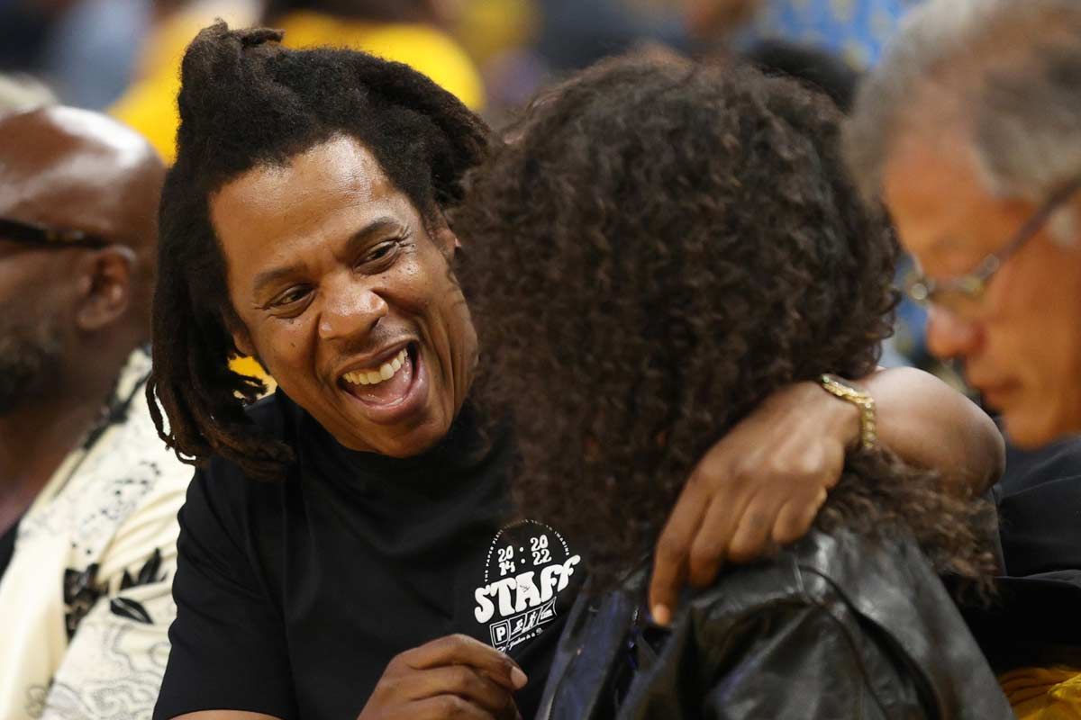 Jay z y su hija Blue Ivy en las gradas del Chase Center de San Francisco