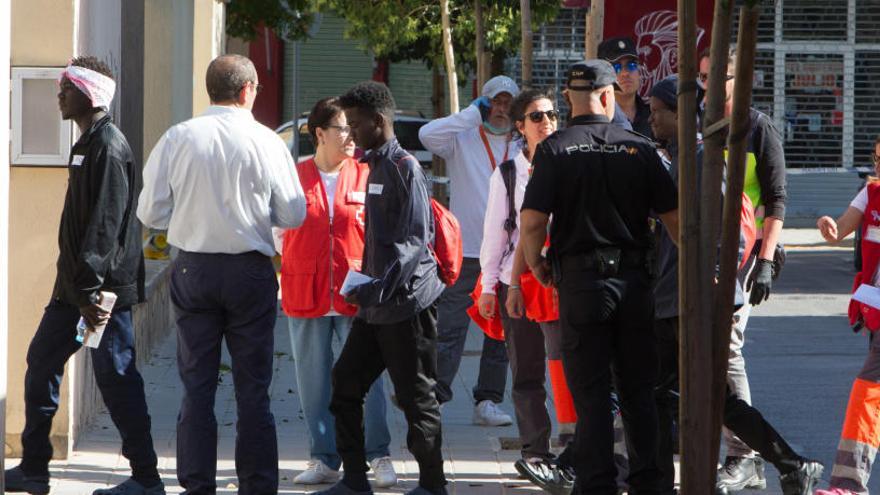 Medio centenar de menores mayores de doce años son trasladados a Alicante