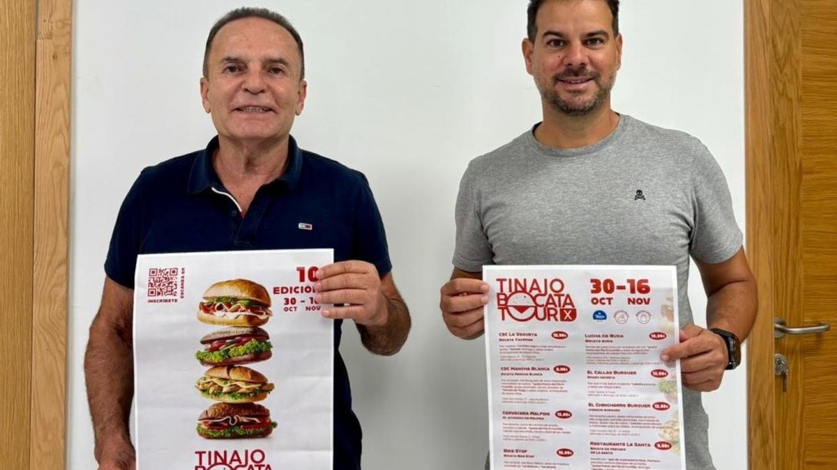 Jesús Machín (i) y Vianney Rodríguez, con los carteles del concurso Tinajo Bocata Tour