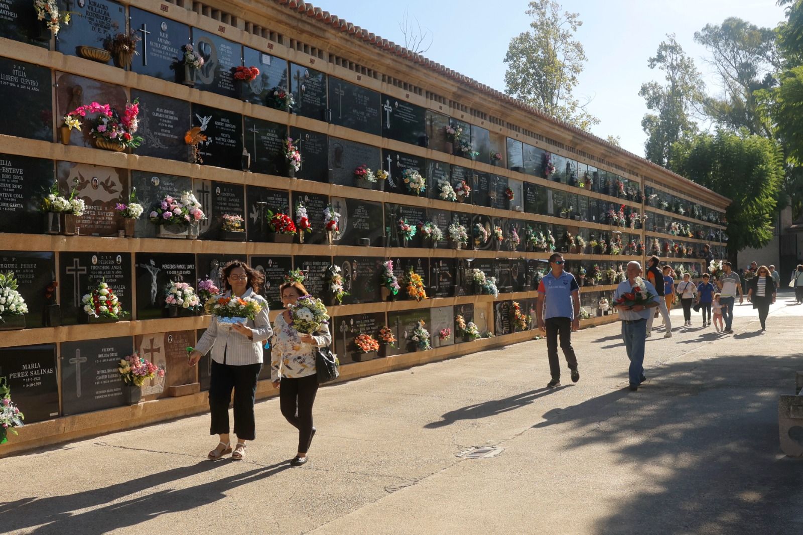 Los valencianos adelantan su visita al cementerio para evitar aglomeraciones