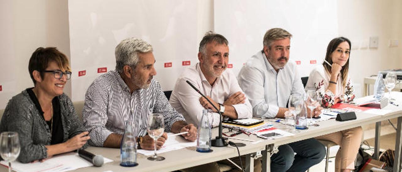 Imagen de la dirección regional del PSOE. De izquierda a derecha Elena Máñez, José Miguel Rodríguez Fraga, Ángel Víctor Torres, Jorge González y Nira Fierro.