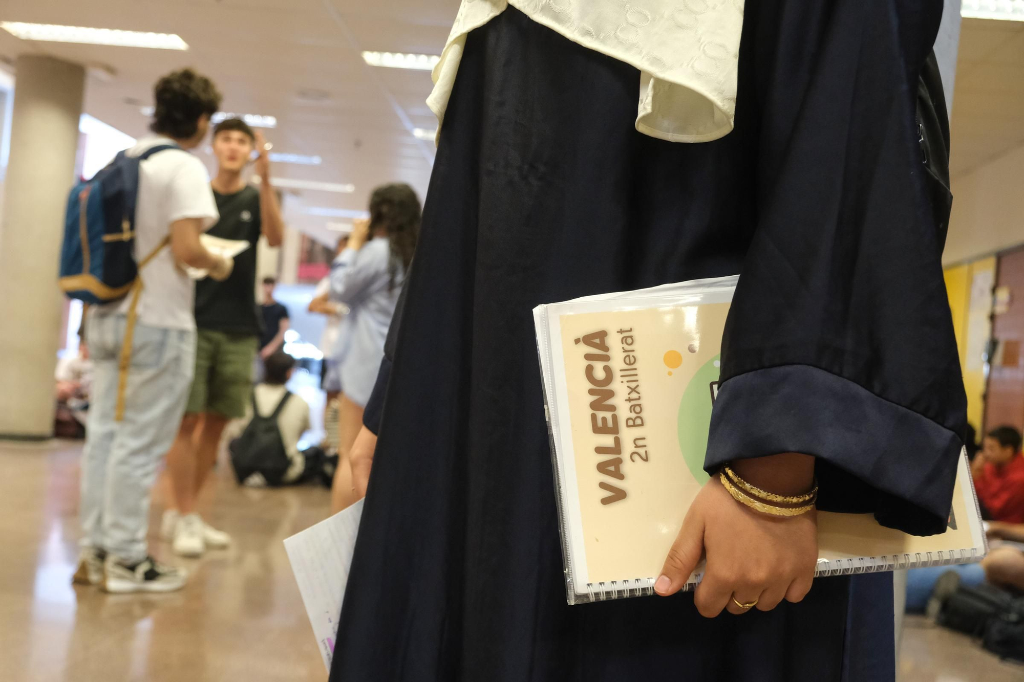 Muchos nervios en el primer día de exámenes de la PAU en Elche